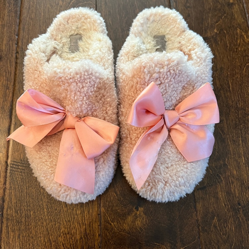 UGG Teddy Bear Slipper with bow- size 7, light pink